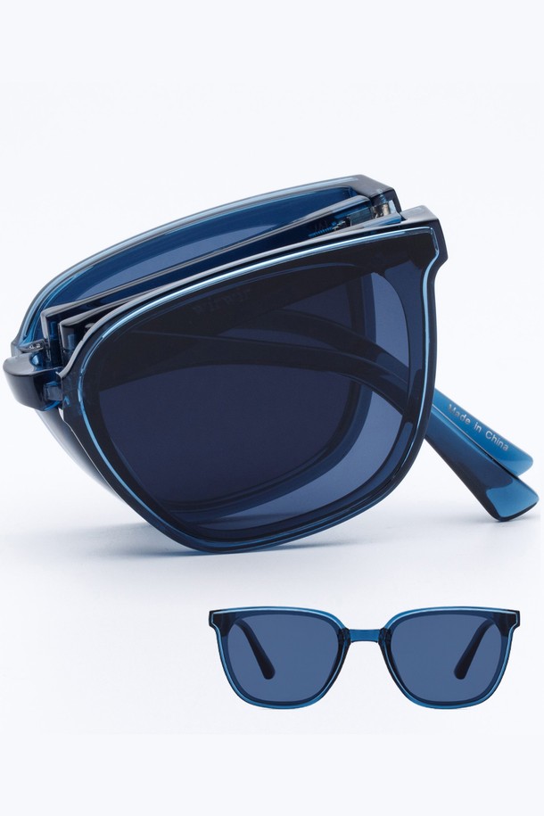 WIRWIR 선글라스 5 COLOR는 모던하고 미니멀한 스타일의 선글라스입니다. 플라스틱 소재로 제작되었으며, 봄, 여름 계절에 착용하기 좋은 아이템입니다. 스퀘어 프레임에 네이비 렌즈, 블루, 네이비 컬러로 구성되어 있으며, 자외선 차단 기능을 제공합니다. 여행이나 휴가와 같은 TPO에서 캐주얼, 클래식 스타일로 연출하기 좋습니다. 접이식 디자인으로 휴대성을 높였습니다.
