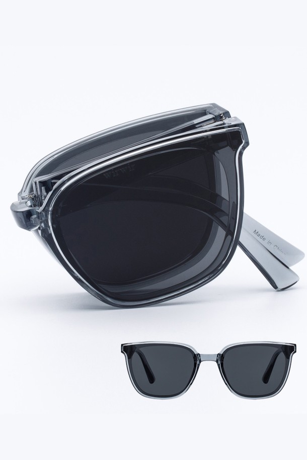 WIRWIR 선글라스 5 COLOR는 모던하고 미니멀한 스타일을 추구하는 분들을 위한 선글라스입니다. 블랙 컬러의 무지 디자인으로, 플라스틱과 금속 소재를 사용하여 제작되었습니다. 봄, 여름철 여행룩 또는 휴가룩에 매치하기 좋으며, 자외선 차단 기능을 갖춰 일상생활에서도 유용하게 활용할 수 있습니다. 접이식 디자인으로 휴대성을 높여 언제 어디서든 간편하게 사용할 수 있습니다. 클래식하고 캐주얼한 스타일에도 잘 어울리는 선글라스입니다.
