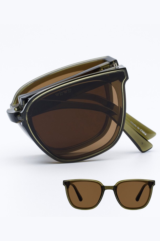 WIRWIR 선글라스 5 COLOR는 모던하고 미니멀한 스타일의 선글라스입니다. 브라운, 블랙, 올리브 3가지 색상으로 출시되었으며, 플라스틱 소재로 제작되어 가볍고 편안한 착용감을 제공합니다. 자외선 차단 기능으로 눈을 보호하며, 렌즈는 브라운 컬러입니다. 여행룩이나 휴가룩에 매치하여 스타일리시한 연출이 가능하며, 클래식, 캐주얼 스타일에도 잘 어울립니다.
