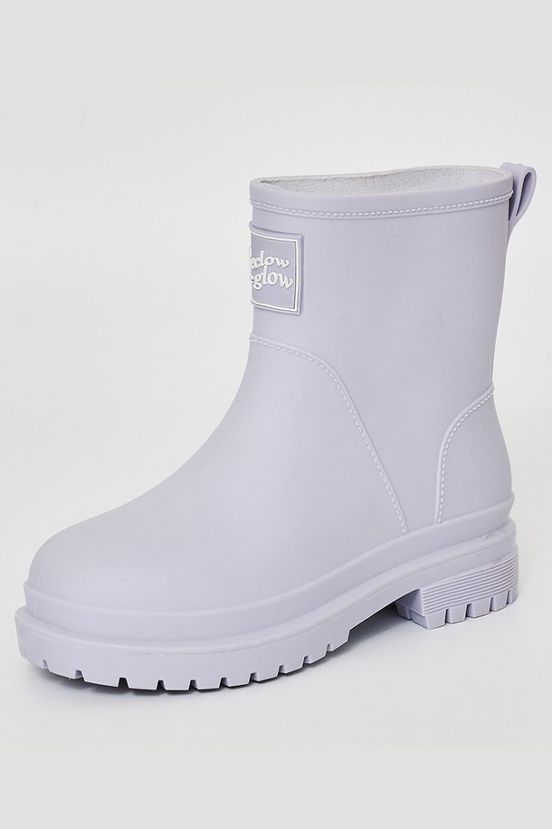 레인부츠 RE-RAIN BOOTS 4 COLOR는 여성용 레인부츠입니다. 4가지 색상(블랙, 아이보리, 핑크, 퍼플)으로 출시되어 다양한 코디에 활용하기 좋습니다. 굽 높이는 3cm의 로우힐 디자인으로 편안한 착용감을 제공하며, 라운드 앞코 디자인으로 귀여운 느낌을 더했습니다. 고무와 합성고무 소재로 제작되어 방수 및 생활 방수가 가능하며, 일상생활과 우천 시 모두 유용하게 착용할 수 있습니다. 특히, 동네 마실룩, 미니멀, 캐주얼, 클래식 스타일을 즐겨 입는 분들께 추천합니다.
