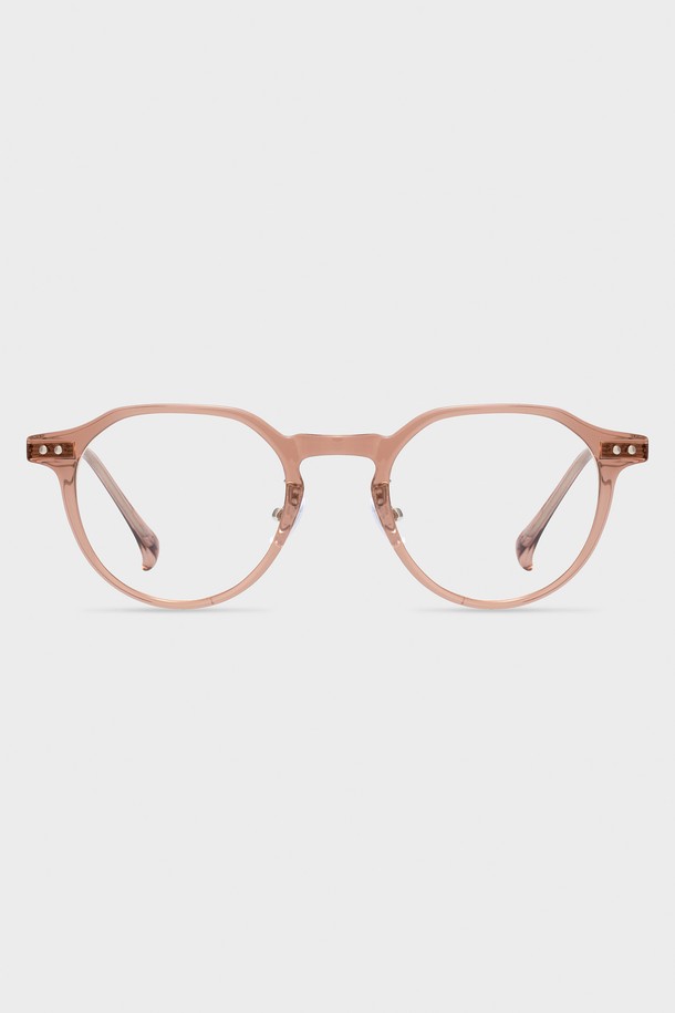 FB34F 글래스 4 컬러 안경테는 공용으로 착용 가능한 안경테입니다. 블랙 골드, 브라운 크리스탈 두 가지 색상으로 출시되었으며, 폴리카보네이트 소재로 제작되어 튼튼합니다. 렌즈 교체 및 프레임 조절이 가능하여 사용자의 편의성을 높였으며, 논프리스크립션 렌즈를 기본으로 제공합니다. 안경 케이스와 클리닝 천이 함께 제공되며, 클래식하고 미니멀한 스타일을 연출하여 프리미엄하면서도 소피스티케이티드한 분위기를 줍니다.
