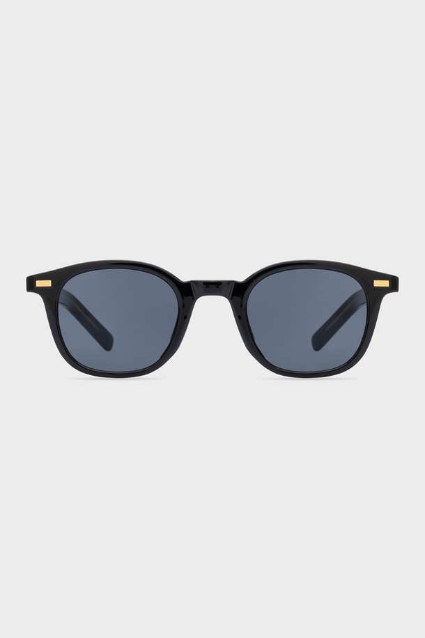 미니멀한 스타일의 B019 블랙 선글라스는 블랙, 그린, 블루 3가지 색상으로 제공되며, 공용으로 착용 가능합니다. UV400 렌즈를 사용하여 99.9% 자외선을 차단하며, 일상생활에서 눈을 보호해 줍니다. TR과 메탈 소재의 라운드 프레임 디자인으로, 무게는 27.3g이며 미디엄 사이즈입니다. 케이스 및 클리닝천이 함께 제공됩니다.
