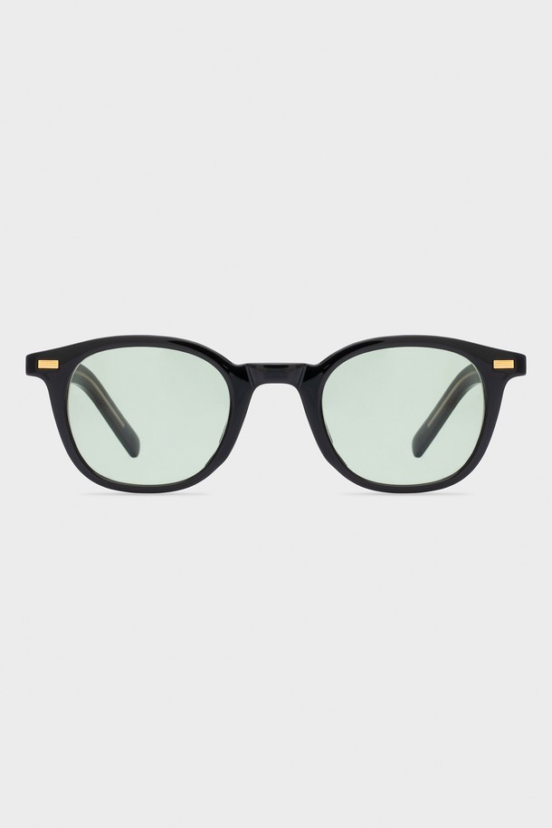 B019 블랙 선글라스는 블랙, 그린, 블루 3가지 색상으로 출시되었으며, UV400 기능의 렌즈가 장착되어 자외선으로부터 눈을 보호합니다. TR과 메탈 소재를 사용하여 제작되었으며, 미니멀한 라운드 디자인과 조절 가능한 프레임으로 편안한 착용감을 제공하는 공용 선글라스입니다. 케이스와 렌즈 클리닝 천이 함께 제공됩니다.
