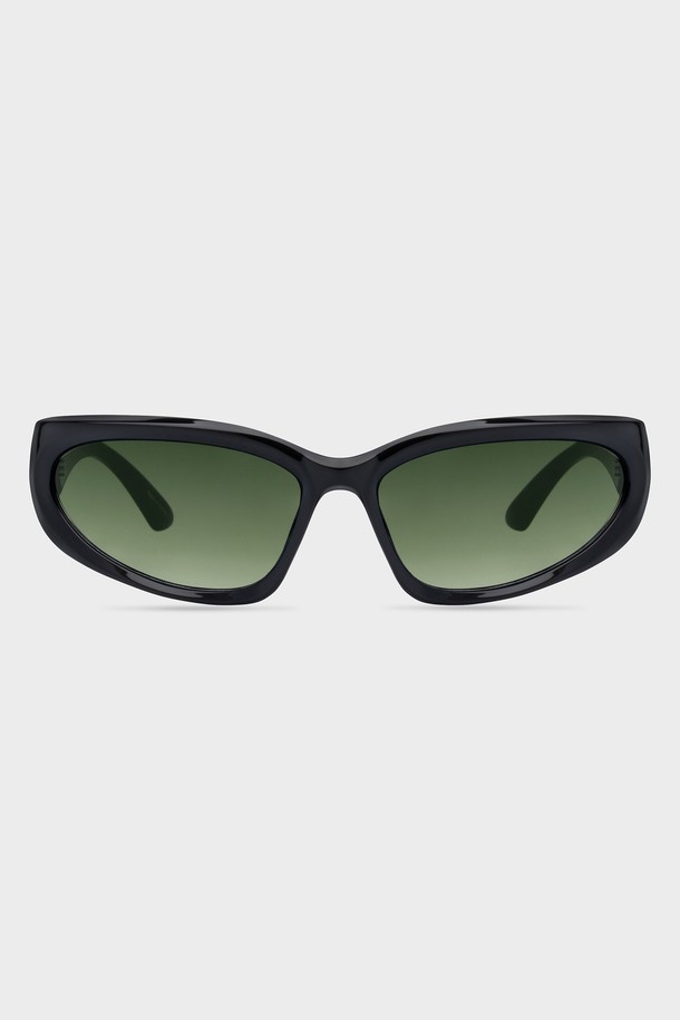 POPART 선글라스 6 COLOR는 패션, 여행, 낚시, 사진 촬영 등 다양한 용도로 활용 가능한 선글라스입니다. 블랙, 블루, 그린 옐로우, 핑크 크리스탈 4가지 색상으로 출시되었으며, 폴리카보네이트 소재로 제작되었습니다. 자외선(UV400) 차단 기능을 갖춘 고글형 디자인으로, 충격 방지 디자인과 프레임 수동 조절 기능이 특징입니다. 선글라스 케이스와 렌즈 클리닝 천을 함께 제공하며, 무게는 36.2g입니다. 여행룩, 휴가룩, 여름 바캉스룩에 캐주얼, 스포티, 리조트 스타일로 포인트를 더해보세요.
