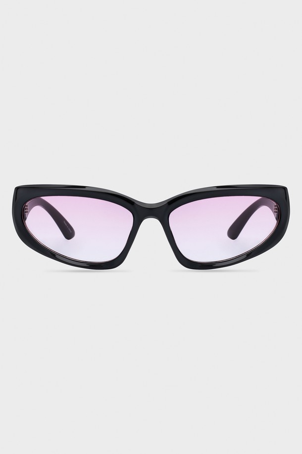 POPART 선글라스 6 COLOR는 패션, 여행, 낚시, 사진 촬영 등 다양한 용도로 활용 가능한 선글라스입니다. 블랙 블루, 그린 옐로우, 핑크 크리스탈 등 3가지 세련된 컬러로 출시되었으며, 폴리카보네이트 소재를 사용하여 제작되었습니다. UV400 렌즈를 통해 99.9% 자외선 차단 기능을 제공하여 눈을 안전하게 보호하며, 고글형 디자인으로 스포티, 캐주얼, 리조트룩 스타일을 연출하기 좋습니다. 무게는 36.2g이며, 케이스와 렌즈 클리닝 천이 함께 제공됩니다.
