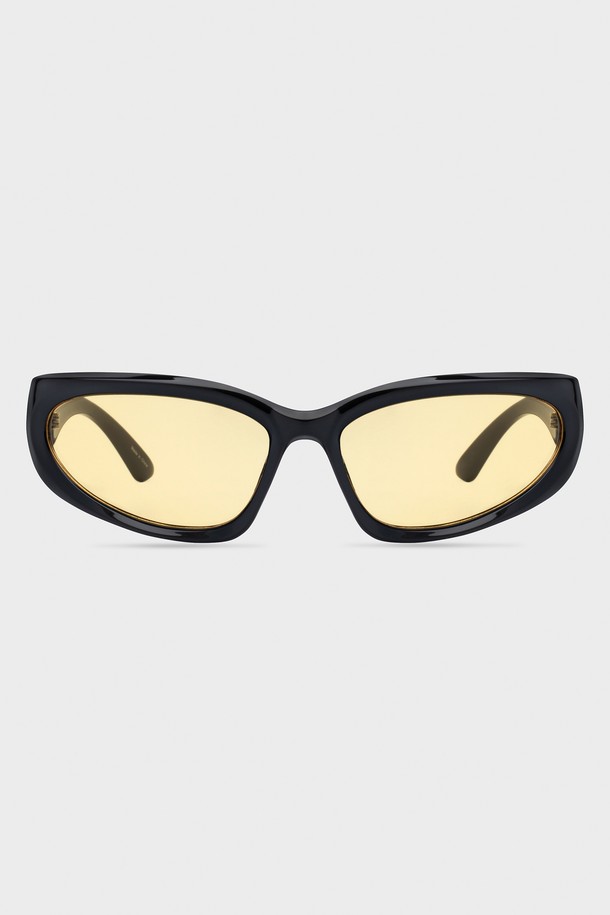 POPART 선글라스 6 컬러는 남녀 모두 착용 가능한 패션 선글라스입니다. 블랙 블루, 그린 옐로우, 핑크 크리스탈 3가지 색상으로 제공되며, 폴리카보네이트 소재의 경량 프레임과 UV400 렌즈로 99.99% 자외선을 차단하여 눈을 보호합니다. 고글형 트렌디 디자인으로 여행, 휴가, 여름 바캉스룩과 캐주얼, 미니멀, 스포티 스타일 연출에 적합하며, 무도수 렌즈를 사용하여 시력에 관계없이 착용할 수 있습니다. 선글라스 케이스와 렌즈 클리닝 천이 포함되어 있으며, 무게는 36.2g입니다.
