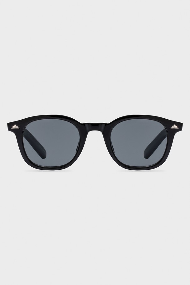 와이린 블랙 선글라스 3 컬러는 미니멀한 스타일의 선글라스입니다. 블랙, 그린, 오렌지 세 가지 색상으로 출시되었으며, 모든 얼굴형에 잘 어울리는 디자인입니다. TR (열가소성) 소재로 제작되어 편안한 착용감을 제공하며, 자외선 차단 기능을 갖추어 눈 건강을 보호합니다. 윙포인트 디자인으로 포인트를 더했고, 무도수 렌즈가 포함되어 있습니다. 선글라스와 함께 케이스 및 렌즈 클리닝 천이 제공됩니다.
