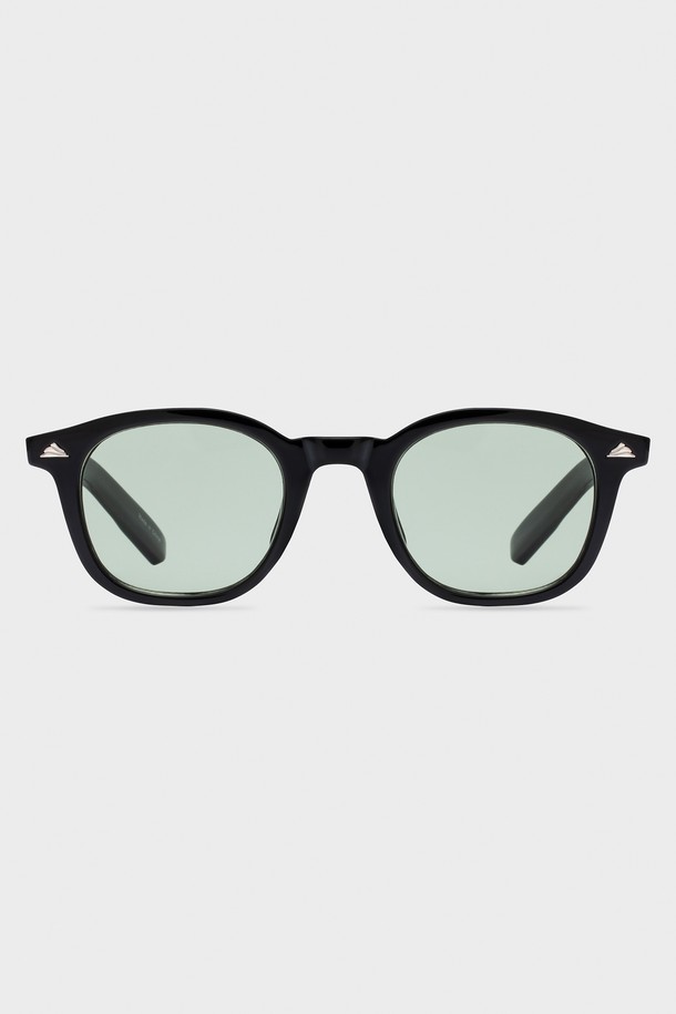 Yleen(와이린) 블랙 선글라스 3컬러는 미니멀 디자인과 윙포인트 디테일로 세련된 스타일을 연출합니다. 블랙, 그린, 오렌지 3가지 컬러로 출시되어 다양한 스타일에 매치하기 좋으며, 모든 얼굴형에 잘 어울립니다. TR 소재로 제작되어 가볍고 편안한 착용감을 제공하며, 일상생활에서 자외선으로부터 눈을 보호해 줍니다. 무도수 렌즈를 포함하여 시력 보호와 스타일리시함을 동시에 잡았으며, 선글라스, 케이스, 렌즈 클리닝천으로 구성되어 있습니다. 여행룩과 휴가룩에 포인트를 더해줄 Yleen(와이린) 선글라스는 캐주얼, 클래식 스타일을 즐겨 입는 분들께 추천합니다.
