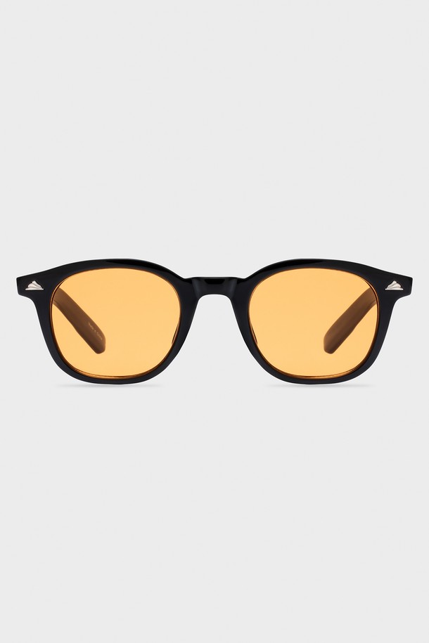 와이린 블랙 선글라스 3컬러는 미니멀하고 트렌디한 스타일을 추구하는 분들을 위한 선글라스입니다. 블랙, 그린, 오렌지 3가지 컬러로 출시되어, 여행룩과 클래식 스타일에 잘 어울립니다. TR 소재로 제작되어 편안한 착용감을 제공하며, 윙 포인트 디테일과 미니멀 디자인이 돋보입니다. 모든 얼굴형에 잘 어울리도록 디자인되었으며, 자외선 차단 기능을 갖춰 눈 건강을 보호합니다. 선글라스 케이스와 렌즈 클리닝 천이 함께 구성되어 실용성을 더했습니다.
