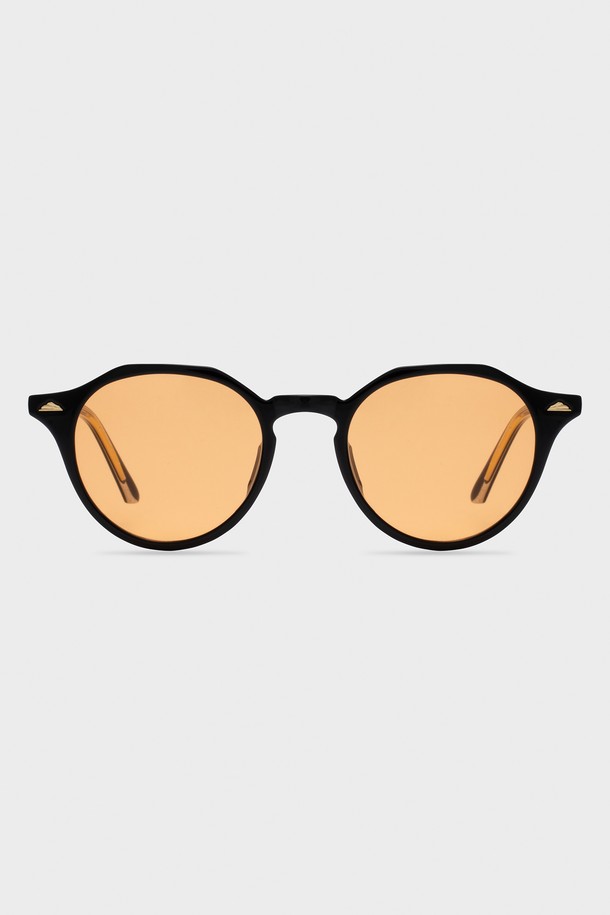 와이린 레드 선글라스 3 컬러는 트렌디하고 미니멀한 스타일의 선글라스입니다. 오렌지, 블랙, 그린 3가지 컬러로 출시되어 다양한 스타일링에 활용하기 좋습니다. TR과 메탈 소재로 제작되어 가볍고 편안한 착용감을 제공하며, UV 차단 기능으로 눈 건강을 보호합니다. 일상, 여행룩, 휴가룩 등 다양한 TPO에 매치하기 좋으며, 미니멀, 클래식, 캐주얼 스타일을 연출할 수 있습니다. 99.99% UV 차단율을 자랑하며, 렌즈 클리닝 천과 케이스가 포함되어 실용적입니다.
