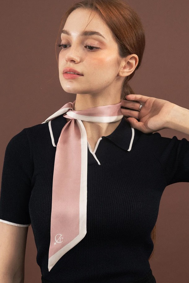 MOON 롱 스카프는 블랙, 핑크, 아이보리 3가지 컬러로 출시되어, 미니멀한 스타일을 선호하는 여성분들을 위한 데일리 아이템입니다. 폴리에스테르 소재로 제작되어 사계절 내내 착용 가능하며, 시그니처 로고 디자인이 돋보입니다. 롱 사이즈로 다양한 스타일링을 연출할 수 있으며, 트렌디한 감각을 더해줍니다.
