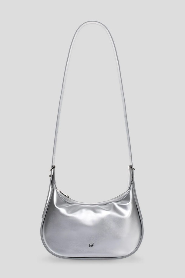 **HALF MOON BAG (하프 문 백) 3 COLOR**

세련된 여성용 HALF MOON BAG (하프 문 백) 3 COLOR입니다. 인조 가죽 소재로 제작되었으며, 블랙, 실버, 화이트 세 가지 색상으로 출시되었습니다. 미디엄 사이즈의 반원 형태 가방으로, 미니멀 로고 장식이 돋보입니다. 내부 수납공간이 넉넉하고, 지퍼형 잠금 방식으로 소지품을 안전하게 보관할 수 있습니다. 조절 가능한 스트랩, 자연스러운 광택감, 견고한 지퍼, 내부 마감 디테일이 특징이며, 데이트룩과 쇼핑룩, 미니멀, 시크 스타일에 잘 어울립니다.
