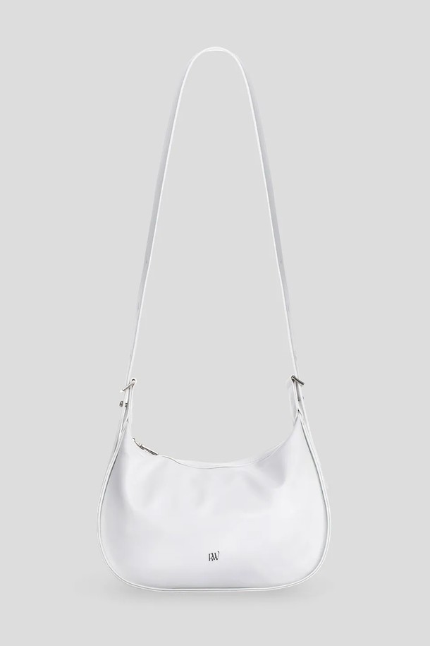 하프 문 백 (HALF MOON BAG) 3 컬러는 여성용 호보백입니다. 미니멀한 스타일로 블랙, 실버, 화이트 3가지 색상으로 출시되었으며, 인조가죽 소재에 자연스러운 광택이 돋보입니다. 반원 형태의 미디엄 사이즈 가방으로, 내부 수납공간이 넉넉하고 지퍼로 잠금 처리가 가능합니다. 스트랩 길이 조절이 가능하며, 미니 로고 디자인으로 포인트를 더했습니다. 쇼핑룩, 카페룩, 미니멀, 클래식, 시크 스타일 연출에 적합한 데일리 백입니다.
