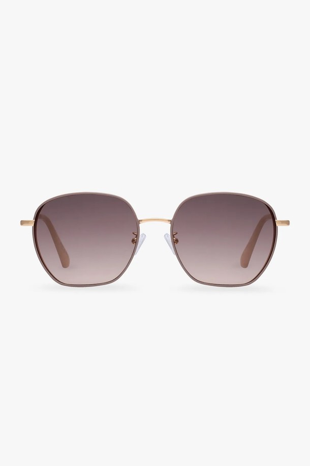 E604 선글라스는 블랙, 앰버 브라운, 화이트, 베이지 4가지 색상으로 출시된 공용 선글라스입니다. PC 소재로 제작되었으며, UV 400 자외선 차단 기능을 제공하여 눈을 보호합니다. 클래식, 미니멀, 리조트 스타일의 여행룩, 휴가룩, 리조트룩에 잘 어울립니다. 무지 디자인으로 어떤 스타일에도 쉽게 매치할 수 있으며, 케이스 및 렌즈 클리너가 함께 제공됩니다. 일반 렌즈가 장착되었으며, 충격에 주의하여 사용하십시오.
