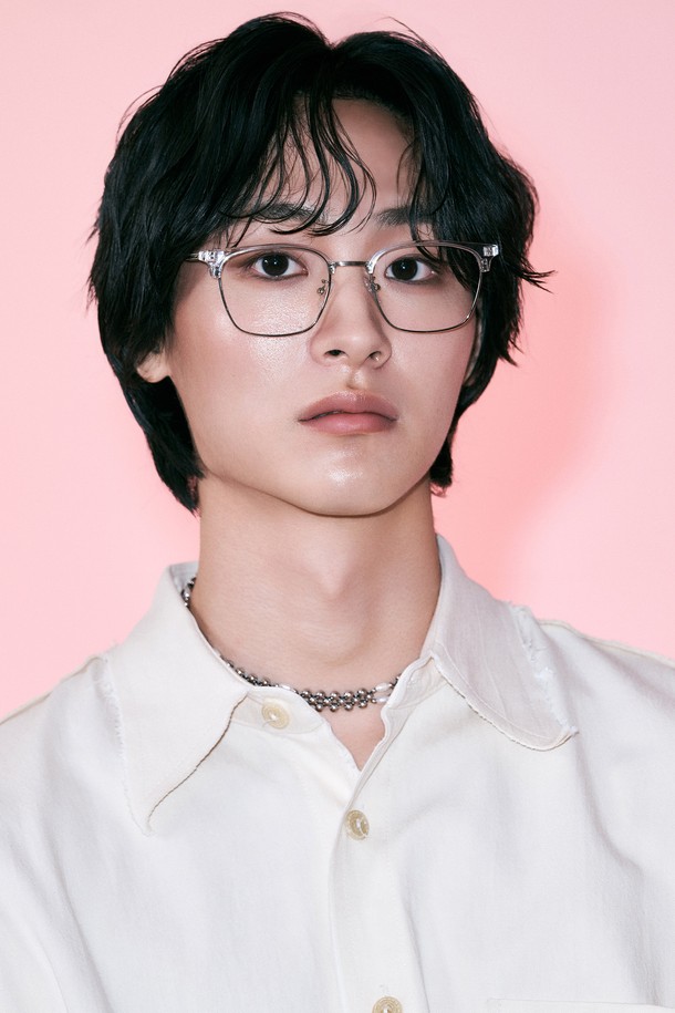 TR B210 GLASS 안경은 남녀 모두 착용 가능한 안경입니다. 메탈과 플라스틱 소재로 제작되었으며, 모던하고 베이직한 스타일을 연출합니다. 시력 교정을 위한 기능성을 갖췄으며, 블랙, 실버, 골드 3가지 컬러로 구성되어 다양한 스타일에 매치할 수 있습니다. 무지 디자인으로 깔끔함을 더하여 일상에서 편안하게 착용하기 좋습니다. 미니멀하면서도 클래식한 분위기를 연출하는 안경을 찾으시는 분들께 추천합니다.
