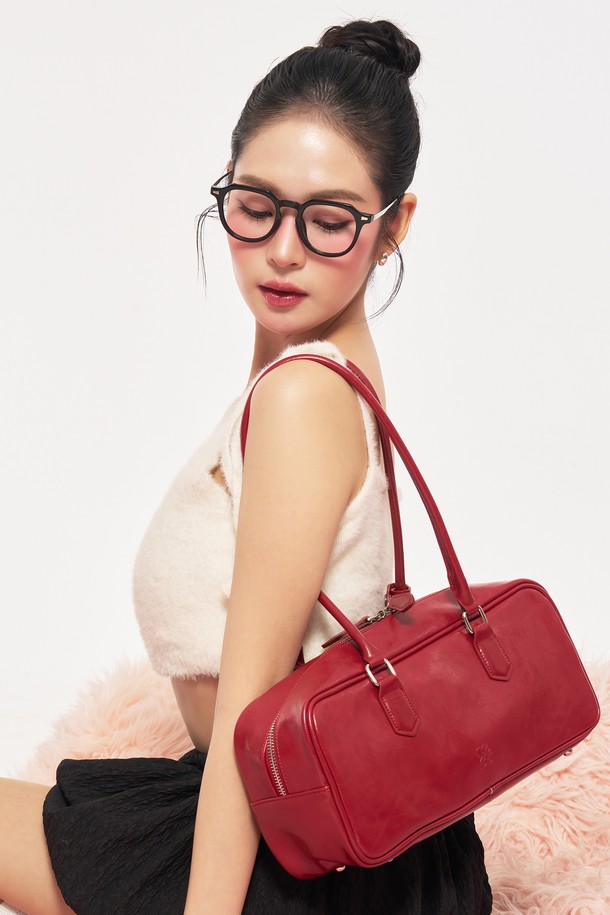 SIO 바게트 백 레드는 클래식하고 베이직한 스타일을 선호하는 여성분들을 위한 데일리 백입니다. 미디엄 사이즈의 사각 쉐입으로, 로고 디테일과 바닥 장식이 돋보이는 디자인입니다. 부드러운 광택감의 합성가죽과 면 소재를 사용했으며, 내부 지퍼 포켓과 실용적인 수납공간, 가벼운 착용감을 제공합니다. 마그네틱형 잠금 방식으로 편리하게 사용할 수 있으며, 스트랩 길이는 고정되어 있습니다. 쇼핑룩이나 모임룩에 매치하여 미니멀하고 캐주얼한 스타일을 연출해보세요.
