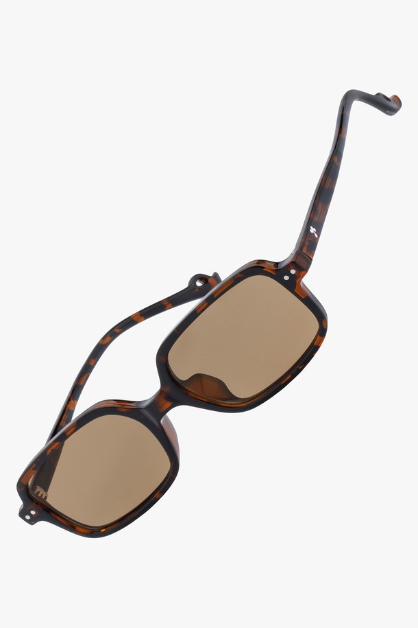 FINN 썬글라스 3 컬러는 미니멀하고 모던한 스타일의 공용 선글라스입니다. 블랙 크리스탈 컬러의 스퀘어형 디자인으로, TR소재와 UV400 렌즈를 사용하여 제작되었습니다. 가볍고 자외선 차단 기능이 있어 일상생활에서 편안하게 착용할 수 있습니다. 고탄성 프레임과 슬림 프레임으로 제작되어 착용감이 우수하며, 데모렌즈, 케이스, 클리닝 천이 함께 제공됩니다. 클래식한 무드로 어떤 스타일에도 잘 어울리는 썬글라스입니다.
