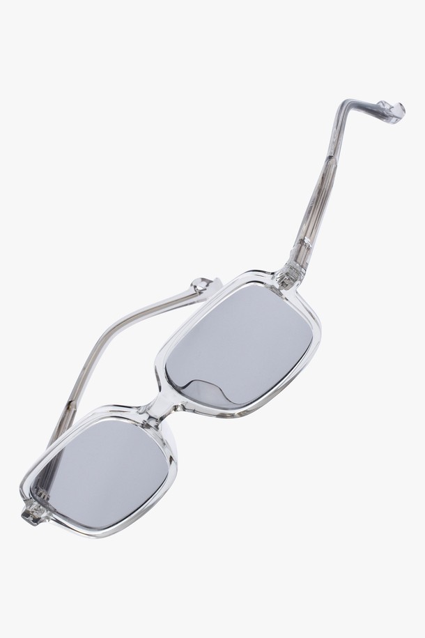 FINN 선글라스 3 COLOR는 남녀 모두 착용 가능한 미니멀하고 모던한 스타일의 스퀘어형 선글라스입니다. 블랙과 크리스탈 두 가지 색상으로 출시되었으며, TR소재 프레임으로 제작되어 가볍고 고탄성으로 편안한 착용감을 제공합니다. UV 차단 기능으로 자외선으로부터 눈을 보호하며, 데이트룩, 여행룩, 모임룩 등 다양한 TPO에 활용 가능합니다. 슬림한 프레임 디자인은 클래식, 시크한 스타일을 연출하며, 처방 렌즈 교체도 가능합니다. 렌즈 클리닝 천과 케이스가 함께 제공됩니다.
