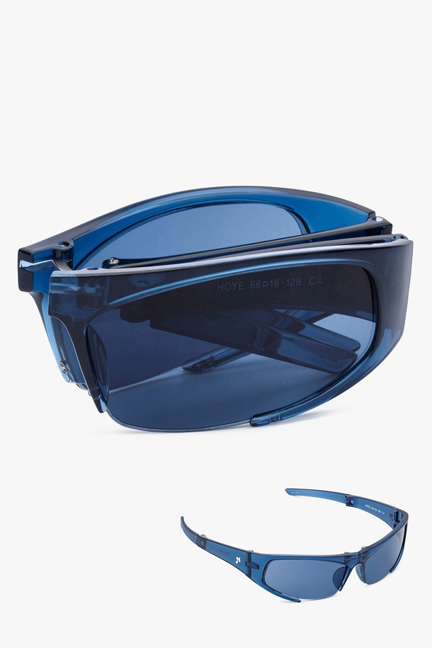 HOYE 선글라스 5 COLOR는 일상 및 스포츠 활동에 적합한 선글라스입니다. 플라스틱 소재로 제작되었으며, 스포티하고 캐주얼한 스타일을 연출합니다. 랩어라운드 스타일의 블루 컬러 무지 디자인으로, 자외선(UV)을 효과적으로 차단해 줍니다. 봄, 여름 시즌에 착용하기 좋으며, 스포티한 디자인이 특징입니다. 선글라스 프레임으로 스타일리시함을 더했습니다.
