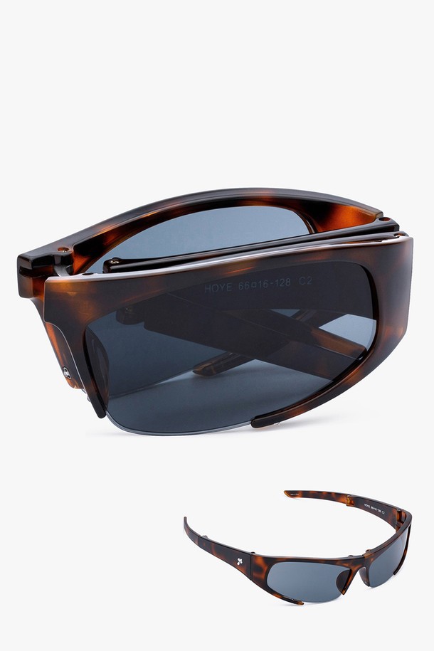 HOYE 선글라스 5가지 컬러를 만나보세요. 브라운 프레임에 블랙 렌즈가 시크한 조화를 이루는 이 선글라스는 일상, 여행, 휴가, 러닝 등 다양한 TPO에 활용 가능합니다. 플라스틱 소재로 제작되어 가볍고 편안하며, 자외선 차단 기능으로 눈을 보호해 줍니다. 스포티, 캐주얼, 미니멀 스타일을 즐기는 분들께 추천하며, 무지 디자인으로 어떤 스타일에도 쉽게 매치할 수 있습니다. 봄, 여름 시즌에 스타일리시함을 더해 줄 HOYE 선글라스와 함께 멋을 내보세요.
