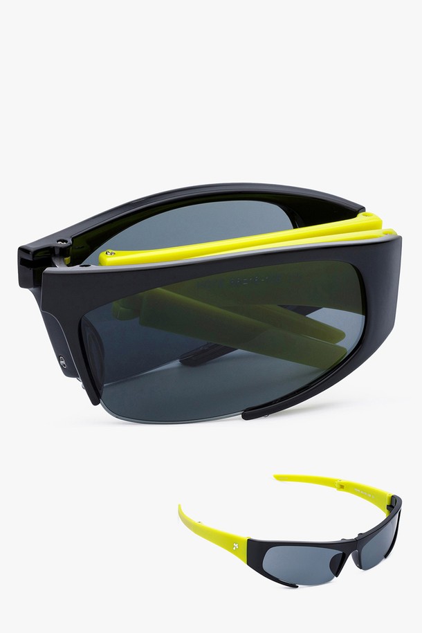 HOYE 선글라스 5 컬러는 스포츠와 일상에서 모두 활용 가능한 공용 선글라스입니다. 블랙과 옐로우의 투톤 디자인으로, 경량 플라스틱 소재를 사용하여 편안한 착용감을 제공합니다. UV 차단 기능으로 눈을 보호하며, 렌즈 교체가 가능하여 다양한 환경에 맞춰 사용할 수 있습니다. 휴가룩과 러닝룩에 스포티한 스타일을 더해주는 아이템입니다.
