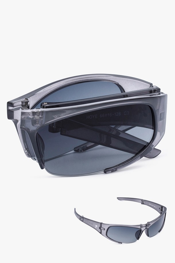 HOYE SUNGLASS (HOYE 선글라스) 5 COLOR는 일상과 스포츠 활동에 모두 적합한 공용 선글라스입니다. 블랙, 그레이 2가지 색상으로 제공되며, 봄, 여름 계절에 착용하기 좋습니다. 플라스틱 소재로 제작되었으며, 스포티하고 캐주얼한 스타일을 연출합니다. 자외선 차단 기능이 있으며, 렌즈 일체형과 스포티한 디자인, 프레임 디자인이 특징입니다.
