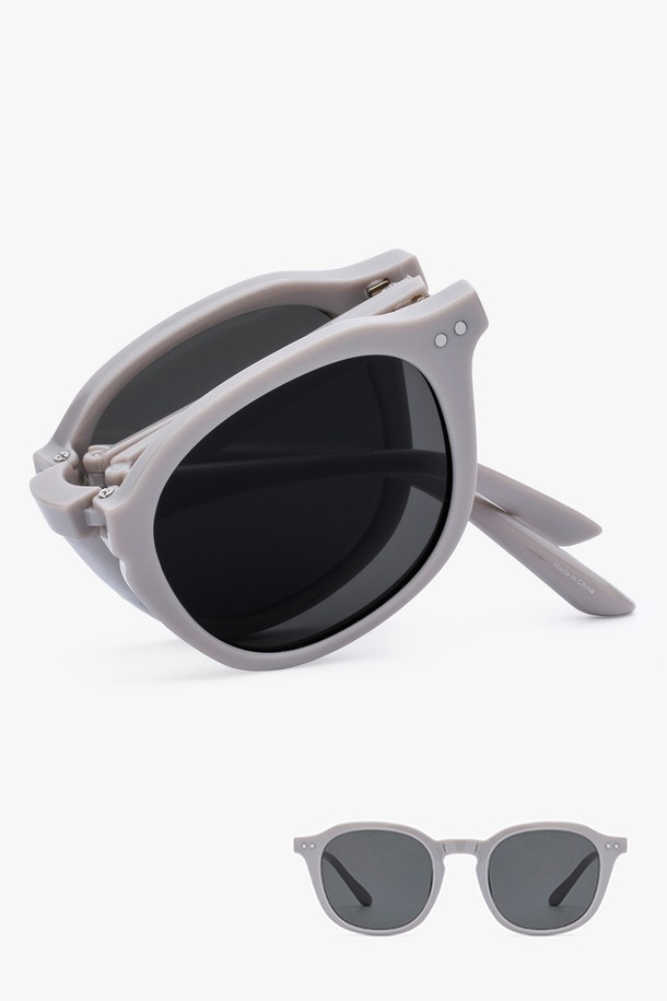 [예약배송] 지헤이 선글라스 4 컬러는 미니멀하고 캐주얼한 스타일의 선글라스입니다. 공용으로 사용할 수 있으며, 봄, 여름 계절에 착용하기 좋습니다. 자외선 차단 기능을 갖춘 플라스틱 소재의 무지 선글라스로, 그레이 컬러를 제공합니다. 접이식, 폴딩 디자인으로 휴대와 보관이 용이합니다. 일상생활에서 편안하게 착용할 수 있는 실용적인 아이템입니다.
