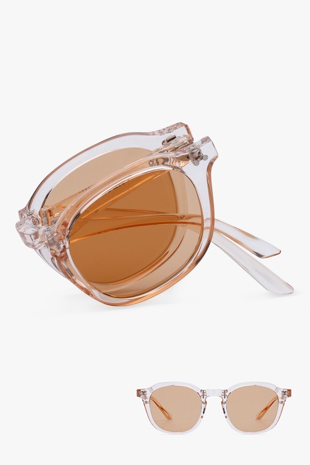 [예약 배송] 제헤 선글라스 4컬러는 미니멀하고 베이직한 스타일의 오버사이즈 선글라스입니다. 투명, 브라운 컬러의 아세테이트 프레임으로 제작되었으며, 브라운 렌즈가 자외선을 효과적으로 차단해 줍니다. 여행룩, 휴가룩과 같은 TPO에 잘 어울리며, 미니멀, 클래식, 캐주얼 스타일을 연출하기 좋습니다. 클리어 프레임 디자인으로 시원하고 세련된 느낌을 더해줍니다. 봄, 여름 시즌에 데일리하게 착용하기 좋은 아이템입니다.
