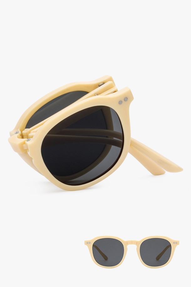 ZEHE(제헤) 선글라스 4 컬러는 일상과 여행, 휴가룩에 모두 잘 어울리는 선글라스입니다. 베이지와 블랙 두 가지 색상으로 출시되었으며, 플라스틱 소재의 오버사이즈 프레임으로 제작되었습니다. 렌즈는 UV 차단 기능을 제공하며, 블랙 색상으로 시원하고 세련된 느낌을 선사합니다. 접이식 디자인으로 휴대와 보관이 용이하여 봄, 여름철 데일리 아이템으로 활용하기 좋습니다. 캐주얼, 미니멀 스타일을 즐겨 입는 분들께 추천합니다.
