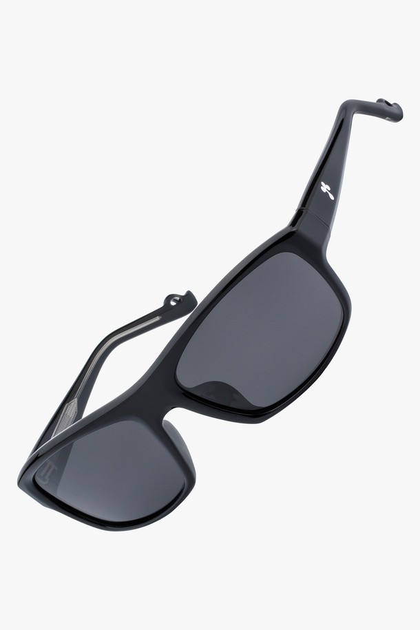 GEM SUNGLASS (젬 선글라스) 3 COLOR는 공용으로 착용 가능한 미니멀하고 클래식한 스타일의 선글라스입니다. 블랙, 매트블랙, HOPI 3가지 컬러로 출시되었으며, TR소재를 사용하여 내구성과 고탄성을 갖췄습니다. UV400 보호 기능과 99.99% 자외선 차단 기능을 제공하여 봄, 여름철 눈 건강을 지켜줍니다. 무지 디자인에 무도수 렌즈를 사용하여 편안하게 착용할 수 있으며, 유니섹스 디자인으로 누구나 부담 없이 즐길 수 있습니다.