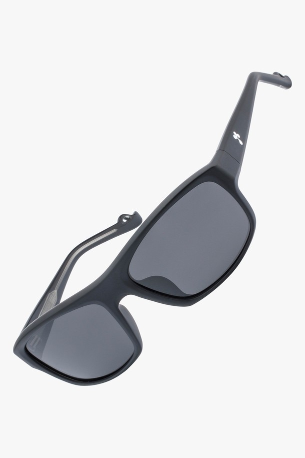 GEM SUNGLASS (젬 선글라스) 3 COLOR는 미니멀하고 모던한 스타일의 선글라스입니다. TR 소재로 제작되어 가볍고 편안한 착용감을 선사하며, UV 차단 기능을 통해 눈을 보호합니다. 블랙, 매트 블랙 2가지 컬러로 출시되었으며, 클로버 쉐입과 알파벳 R 디자인으로 포인트를 더했습니다. 여행룩, 미니멀, 클래식, 시크 스타일을 즐기는 분들께 추천하며, 고탄성과 부드러운 곡선 디자인, 사이버네틱 무드가 특징입니다. 구성품으로 보호 케이스, 렌즈 클리닝 천, 데모렌즈가 포함되어 있습니다.
