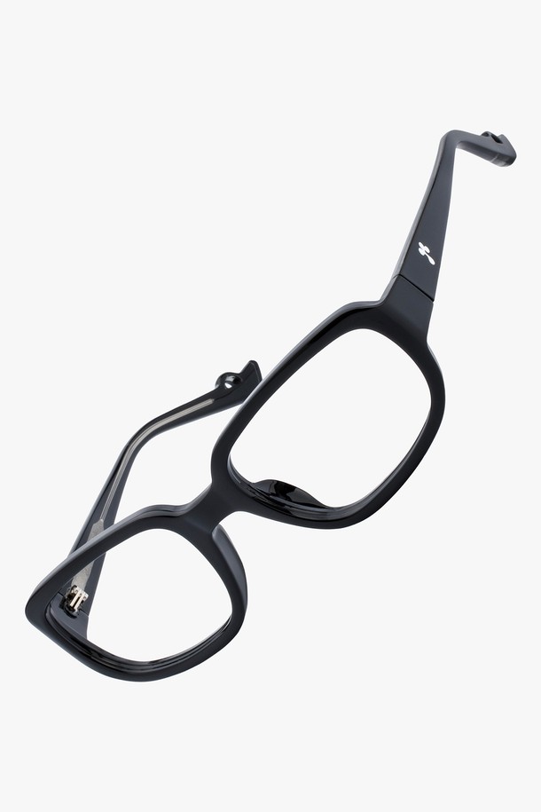 NOAH GLASS BLACK(노아 글래스 블랙) 선글라스는 미니멀하고 모던한 스타일을 추구하는 분들을 위한 아이템입니다. 플라스틱 소재의 블랙 프레임과 블랙 렌즈가 시크한 매력을 더하며, 사계절 내내 착용하기 좋습니다. 오버사이즈 프레임과 두꺼운 디자인으로 트렌디함을 강조하고, 자외선 차단 기능으로 눈 건강까지 챙길 수 있습니다. 일상생활에서 스타일리시하게 연출하기 좋은 실용적인 선글라스입니다.
