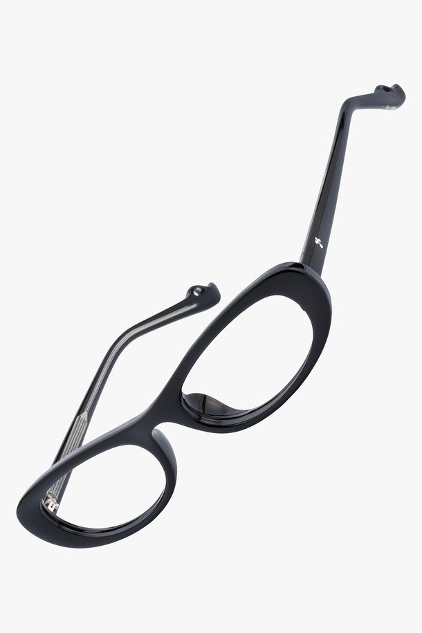 AUBE GLASS 3 COLOR(오브 글라스 3 컬러)는 지적이고 세련된 스타일을 연출하는 안경테입니다. 슬림 오벌 프레임과 날렵한 디자인이 특징이며, 데일리 착용에 적합합니다. 블랙, 호피 브라운 두 가지 컬러로 출시되었으며, METAL TR과 아크릴 소재를 사용하여 높은 탄성과 내구성을 자랑합니다. UV400 자외선 차단 기능으로 눈 건강을 보호하며, 도수 렌즈 교체가 가능합니다. 오피스룩, 카페룩 등 다양한 TPO(Time, Place, Occasion)에, 클래식, 미니멀, 시크 스타일을 더해줍니다. 구성품으로는 케이스와 안경닦이가 제공됩니다.
