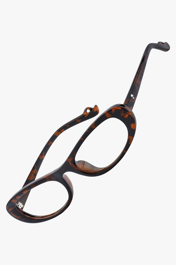 AUBE GLASS 3 COLOR(오브 글라스 3 컬러)는 미니멀하고 모던한 스타일의 안경테입니다. 블랙과 호피 브라운 두 가지 색상으로 출시되었으며, TR, Metal, Acrylic(아크릴) 소재를 사용하여 제작되었습니다. UV 차단 기능과 렌즈 교체가 가능한 실용적인 제품으로, 일상생활은 물론 카페룩과 데이트룩에도 잘 어울립니다. 알파벳 R 디자인을 기반으로 부드러운 곡선과 클로버 모티프 디테일이 돋보이며, 데모 렌즈와 케이스, 렌즈 클리닝 천을 함께 제공합니다.
