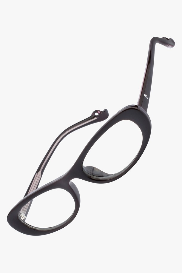 AUBE GLASS 3 COLOR(오브 글라스 3 컬러)는 남녀 모두 착용 가능한 유니섹스 디자인의 안경테입니다. 브라운과 블랙 두 가지 색상으로 출시되었으며, 미니멀하고 지적인 스타일을 연출합니다. 초경량 TR 소재와 아크릴 소재를 사용하여 편안한 착용감을 제공하며, 고탄성으로 내구성을 높였습니다. 슬림 오벌 프레임 디자인으로 오피스룩에 잘 어울리며, UV 차단 기능과 처방 렌즈 교체가 가능합니다. 착탈식 렌즈와 데모 렌즈가 포함되어 있어 실용적입니다.
