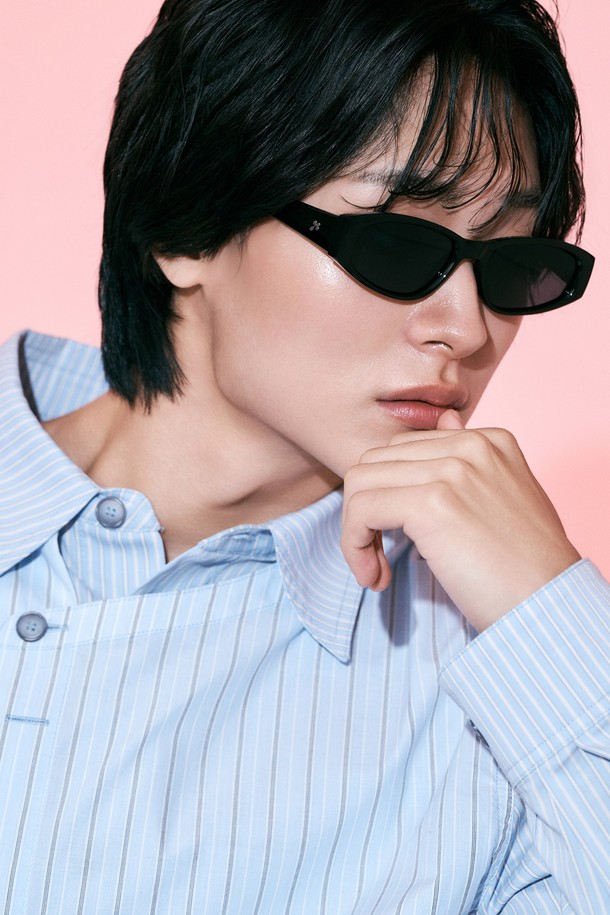 HARVEY 선글라스 4 COLOR는 남녀 모두 착용 가능한 유니섹스 선글라스입니다. 미니멀, 모던, 시크한 스타일을 추구하며, 여행룩과 휴가룩에 잘 어울립니다. 블랙, 브라운 그린, 매트 블랙 3가지 색상으로 출시되었으며, TR소재와 UV400 렌즈를 사용하여 99.99% 자외선 차단 기능을 제공합니다. 오벌 프레임과 라이징 엔드피스 디자인, 무지 패턴으로 세련된 멋을 더했습니다. 고탄성, 경량 디자인으로 편안한 착용감을 선사하며, 다양한 얼굴형에 잘 어울립니다.
