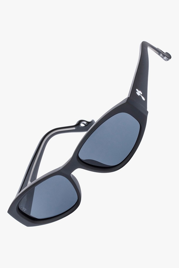 HARVEY 선글라스 4 COLOR는 도시적인 무드의 미니멀, 클래식, 시크 스타일을 연출하는 선글라스입니다. 매트블랙, 브라운, 그린, 블랙 4가지 세련된 컬러로 출시되어, 여행룩과 휴가룩에 포인트를 더합니다. 고탄성 프레임과 UV400 렌즈를 사용하여 99.99% 자외선 차단 효과를 제공하며, 가볍고 편안한 착용감을 선사합니다. 스퀘어 오벌 프레임과 업워드 디자인이 돋보이며, 렌즈 클리닝 천과 케이스가 함께 제공됩니다. 일상에서 자외선으로부터 눈을 보호하고 스타일리시함을 더해보세요.
