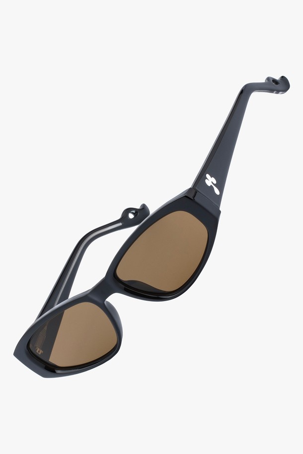 HARVEY (하비) 선글라스 4 COLOR는 미니멀하고 모던한 스타일을 추구하는 분들을 위한 선글라스입니다. 블랙, 브라운, 그린, 매트 블랙 4가지 색상으로 출시되어, 어떤 스타일에도 자연스럽게 어울립니다. TR 소재와 UV400 렌즈를 사용하여 99.99% 자외선 차단 기능을 제공하며, 고탄성과 내구성으로 편안한 착용감을 선사합니다. 스퀘어 오벌 프레임과 클로버 모티브 디자인 장식은 도시적인 무드를 더하며, 카페룩, 여행룩 등 다양한 TPO에 활용 가능합니다. 구성품으로는 선글라스 케이스와 렌즈 클리닝 천이 포함되어 있습니다.
