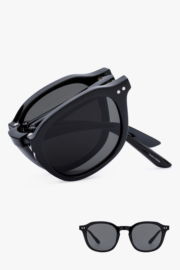 ZEHE 선글라스 블랙은 미니멀하고 베이직한 스타일의, 일상에서 착용하기 좋은 선글라스입니다. 봄, 여름 계절에 어울리는 이 선글라스는 오버사이즈 프레임과 블랙 컬러, 무지 디자인으로 시크한 매력을 더합니다. 플라스틱 소재로 제작되었으며, 자외선 차단 기능이 있어 눈을 보호해 줍니다. 휴가룩, 여행룩 등 다양한 TPO에 활용 가능하며, 캐주얼, 클래식, 미니멀 스타일을 즐기는 분들께 추천합니다.
