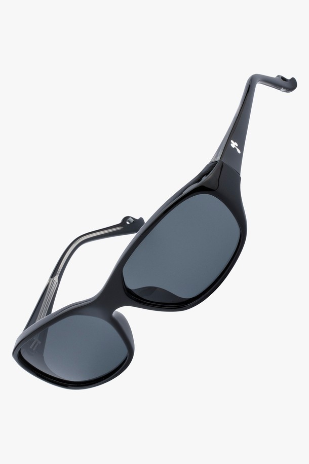 CORA 선글라스 3 COLOR는 미니멀하고 모던한 스타일을 추구하는 남녀 모두를 위한 선글라스입니다. 블랙, 매트 블랙, HOPI 세 가지 컬러로 출시되었으며, TR 소재로 제작되어 튼튼하고 가볍습니다. 알파벳 R 디자인을 기반으로 부드러운 곡선과 클로버 모티프 장식이 돋보이며, UV400 자외선 차단 기능으로 눈을 보호합니다. 데이트룩, 여행룩 등 다양한 TPO에 활용 가능하며, 보호 케이스와 렌즈 클리닝 천이 함께 제공됩니다.
