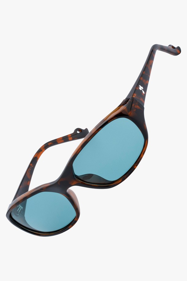 CORA SUNGLASS (3 컬러)는 미니멀하고 시크한 스타일을 추구하는 공용 선글라스입니다. Black과 Matte Black 두 가지 색상으로 출시되었으며, TR 소재로 제작되어 튼튼합니다. 고글 스타일 프레임과 두꺼운 림 디자인, 유선형 디자인이 사이버 무드를 연출하며, 클로버 형태를 기반으로 한 부드러운 곡선이 특징입니다. UV 차단 기능을 제공하여 일상생활에서 눈을 보호해주며, 선글라스 케이스와 렌즈 클리닝 천이 함께 구성되어 더욱 실용적입니다.
