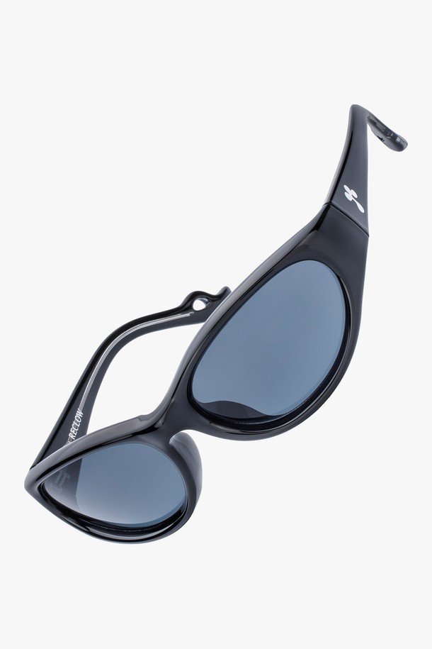 무토 선글라스 4 COLOR는 미니멀하고 시크한 스타일을 추구하는 당신을 위한 완벽한 선택입니다. 블랙, 매트 블랙, 그린, 블루 4가지 세련된 컬러로 출시되어, 여행룩, 휴가룩, 여름 바캉스룩 등 다양한 TPO에 활용 가능합니다. 높은 탄성의 TR 소재 프레임과 99.99% UV 차단 기능을 갖춘 UV400 렌즈는 소중한 눈을 안전하게 보호해 줍니다. 알파벳 R과 클로버 형태를 결합한 유니크한 디자인과 부드러운 곡선, 랩어라운드 스타일, 프레임 조절 기능으로 편안한 착용감을 선사합니다. 선글라스 케이스와 렌즈 클리닝 천이 함께 제공되어 더욱 실용적입니다.
