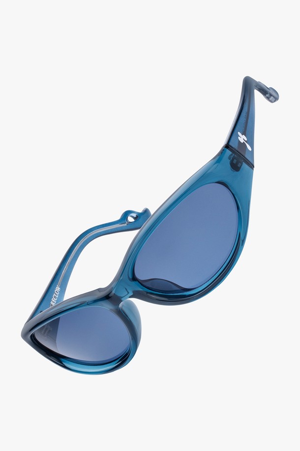 MUTO(무토) 선글라스 4 COLOR는 트렌디한 스타일을 추구하는 분들을 위한 일상용 선글라스입니다. 볼륨감 있는 디자인과 랩어라운드 핏, 고글형 패턴이 특징이며, 블루와 블랙 두 가지 색상으로 제공됩니다. 프론트에서 템플까지 이어지는 자연스러운 곡선과 매트 마감은 세련된 느낌을 더합니다. 자외선 차단 기능을 갖춰 눈을 보호하며, 세밀한 검수 과정을 거쳐 편안한 착용감을 제공합니다. 캐주얼 및 스포티한 스타일에 잘 어울립니다.
