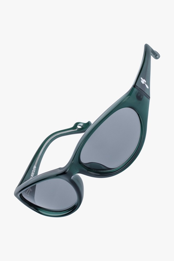 MUTO (무토) 선글라스 4 COLOR는 미니멀하고 모던한 스타일을 추구하는 공용 선글라스입니다. 블랙, 매트 블랙, 그린, 블루 4가지 세련된 컬러로 출시되었으며, TR 소재를 사용하여 뛰어난 내구성과 고탄성을 자랑합니다. 클로버 쉐이프 디자인이 돋보이며, UV400 보호 렌즈와 99.99% 자외선 차단 기능으로 눈 건강을 지켜줍니다. 여행룩, 휴가룩 등 다양한 TPO에 활용 가능하며, 미니멀, 클래식, 시크한 스타일을 연출하기에 좋습니다. 
