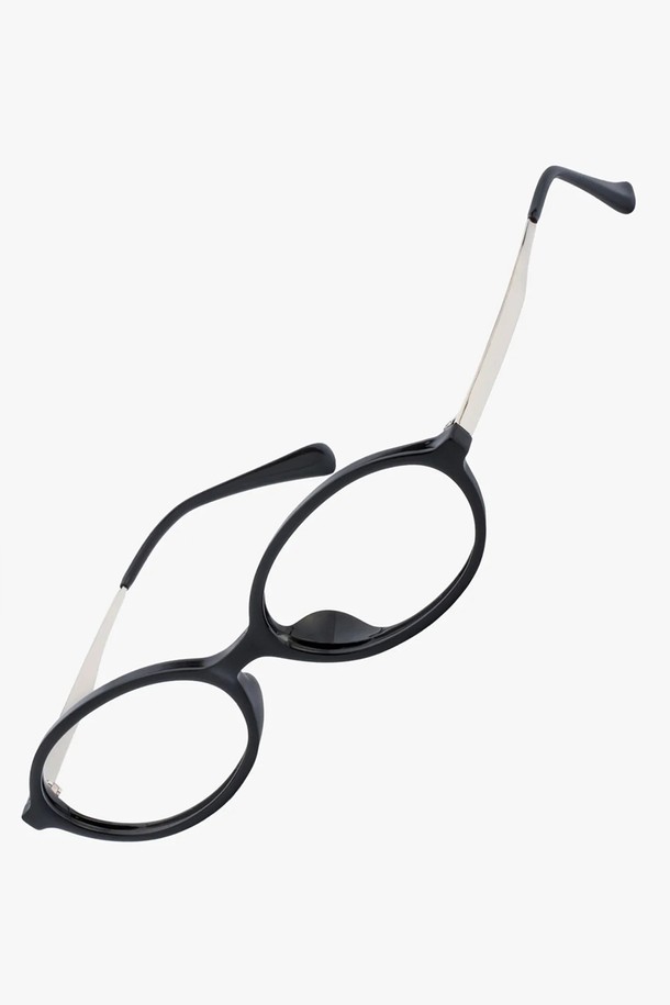 X.2025 글래스 청광(VER 3 COLOR)은 오피스룩과 출근룩에 잘 어울리는 미니멀, 클래식, 시크 스타일의 안경입니다. 블랙, 호피, 코코아 3가지 색상으로 출시되었으며, 메탈 TR, 스테인리스 스틸, CR-39 소재를 사용하여 제작되었습니다. 오벌형 디자인으로 제작되었으며, 블루라이트 차단율 40%, UV 차단율 99.9%를 제공하여 눈 건강을 보호합니다. 초경량 15g으로 편안한 착용감을 선사하며, 인체공학적 코받침과 스테인리스 스틸 다리가 적용되었습니다. 안경 케이스와 클리닝천이 함께 제공됩니다.
