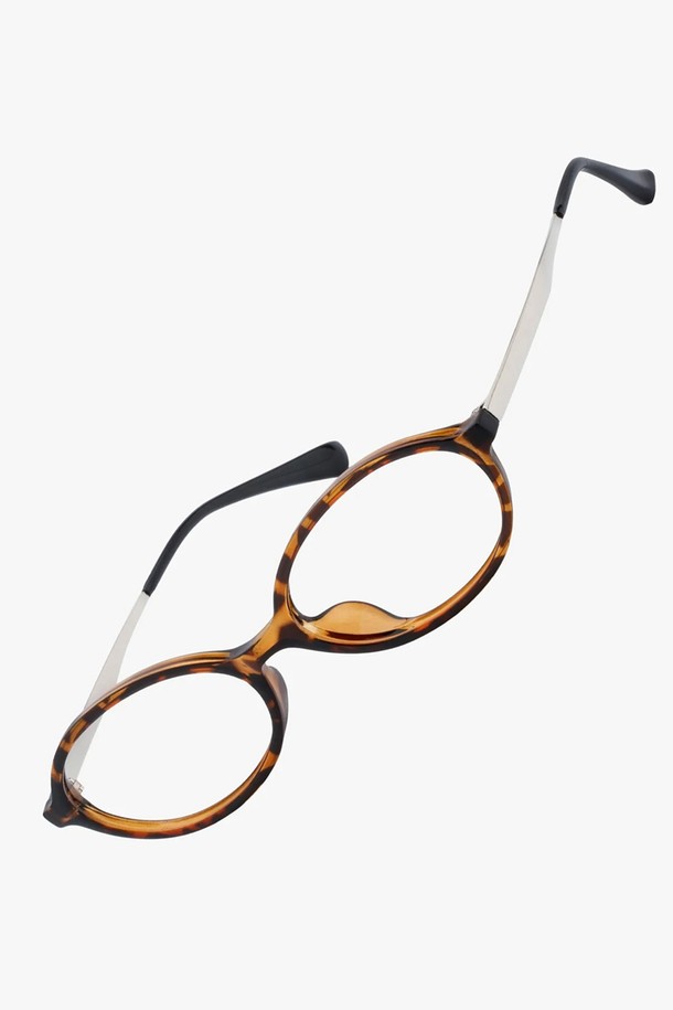 X.2025 글래스 청광 VER 3 COLOR는 모던하고 베이직한 스타일의 오벌 프레임 안경입니다. 블랙과 코코아 두 가지 색상으로 출시되었으며, 메탈 TR, 스테인리스 스틸, CR-39 소재를 사용하여 제작되었습니다. 일상 및 사무실에서 사용하기 적합하며, 청광을 40% 차단하고 UV를 99.9% 차단하여 시력 보호에 도움을 줍니다. 인체공학적 코받침과 논슬립 디자인, 데모렌즈를 갖춰 편안한 착용감을 제공합니다. 오피스룩, 출근룩, 미니멀, 클래식, 캐주얼 등 다양한 스타일에 매치하기 좋습니다.
