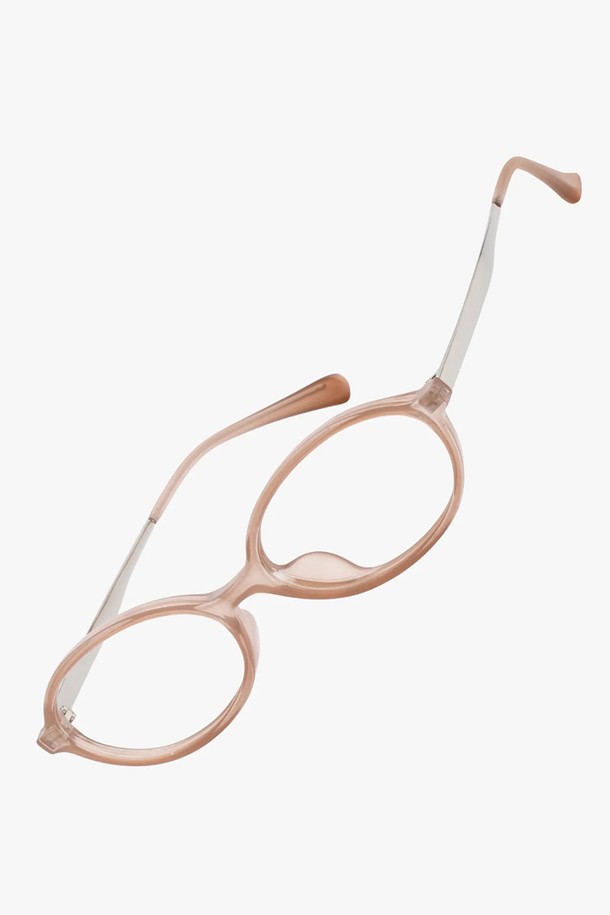 X.2025 글래스 청광 VER 3 컬러는 일상 및 사무실에서 활용하기 좋은 청광차단 안경입니다. 모던하고 베이직한 스타일로 오피스룩, 출근룩, 미니멀, 클래식, 캐주얼 등 다양한 TPO와 스타일에 매치하기 용이합니다. 블랙, 호피, 코코아 3가지 컬러로 출시되었으며, 무지 디자인의 오벌 프레임으로 제작되었습니다. 메탈 TR, 스테인리스 스틸, CR-39 소재를 사용하여 튼튼하며, 40% 청광차단율과 99.9% UV차단율로 눈 건강을 보호해줍니다. 인체공학적 코받침과 무도수 렌즈, 안경 케이스와 클리닝 천이 구성품으로 제공됩니다.
