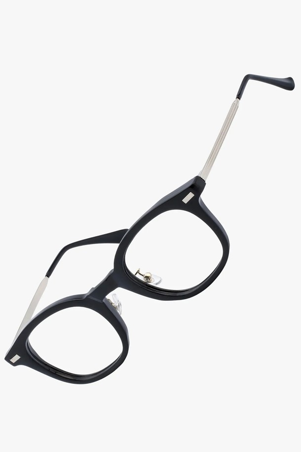 X.KAY GLASS (엑스케이 글래스) 청광 VER 3 COLOR는 모던하고 지적인 스타일을 추구하는 분들을 위한 청광차단 안경입니다. 블랙, 호피, 코코아 3가지 컬러로 출시되었으며, 메탈 TR, 스테인리스 스틸, CR-39 소재를 사용하여 편안한 착용감을 제공합니다. 웰링턴 프레임과 림 데코레이션 디자인이 특징이며, 모니터 작업이나 전자기기 사용 시 눈의 피로를 덜어줍니다. 청광차단율 40%와 UV차단율 99.9%로 눈 건강을 보호하며, 비처방 렌즈와 경량 설계로 데일리 안경으로 적합합니다. 오피스룩, 회의룩, 출근룩 등 다양한 TPO에 미니멀, 클래식, 시크한 스타일을 더해보세요.
