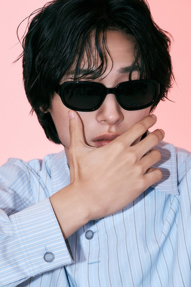 '노아 선글라스 블랙'은 미니멀하고 베이직한 스타일의 캣아이 디자인 선글라스입니다. 플라스틱 소재로 제작되어 가볍고 편안한 착용감을 제공하며, 사계절 내내 활용할 수 있습니다. 블랙 컬러의 렌즈는 자외선(UV400)을 효과적으로 차단하여 눈을 보호해 줍니다. 여행룩이나 휴가룩에 매치하여 스타일리시한 연출을 완성해 보세요. 오버사이즈 프레임으로 트렌디함을 더했습니다.
