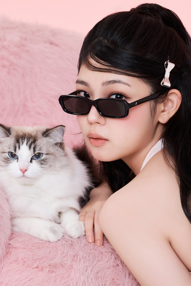 세련된 튜튜 디자인이 돋보이는 아세테이트 튜튜 선글라스입니다. 여성스러운 페미닌 스타일로, 봄, 여름 시즌 데이트룩, 카페룩, 휴가룩에 매치하기 좋습니다. 자외선 차단 기능을 갖춰 일상 속에서도 눈 건강을 지켜줍니다. 블랙 컬러에 리본 장식이 더해져 로맨틱하면서도 미니멀한 매력을 선사합니다. 클래식한 디자인으로 유행을 타지 않고 오랫동안 착용할 수 있습니다.
